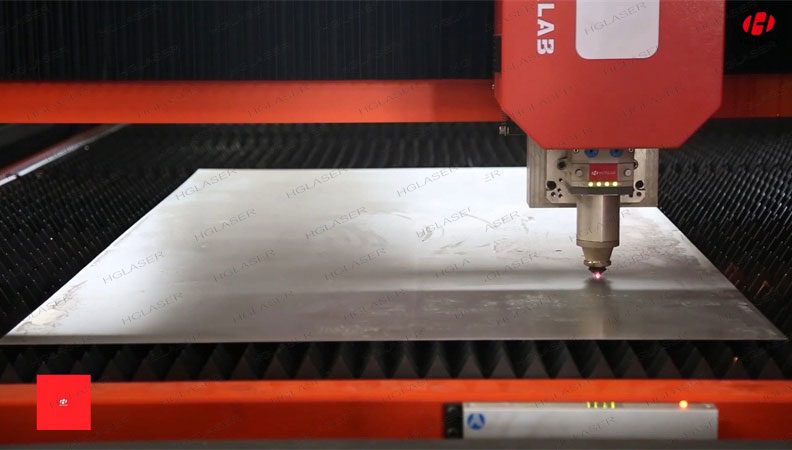 床身為整體焊接結(jié)構(gòu)，橫梁為鑄鋁件，均經(jīng)多次時(shí)效處理，動(dòng)態(tài)響應(yīng)好。